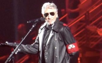 Spoluzakladateľ Pink Floydu Waters vystúpil v kostýme pripomínajúcom uniformu príslušníkov nacistickej SS, aby poukázal na historickú paralelu fašistického režimu so súčasnosťou. Nemecká polícia ho vyšetruje kvôli podozreniu zo š
