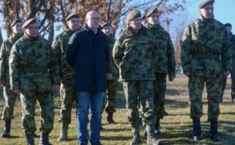 Na hranice s Kosovom sa sťahujú jednotky srbskej armády