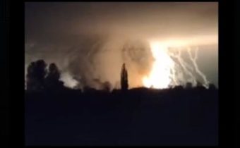 VIDEO: Ukrajinci spatřili nohu atomového hřibu na obzoru nedaleko Pavlogradu a padali k zemi v domnění, že to Rusové spustili a začala jaderná válka! Ve skutečnosti Rusové trefili muniční sklad Ukrajinců na chystanou ofenzívu, která