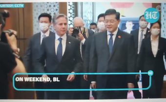 Anthony Blinken tiše přihlíží, jak prezident Si Ťin-pching „uděluje lekci“ jemu i Spojeným státům…