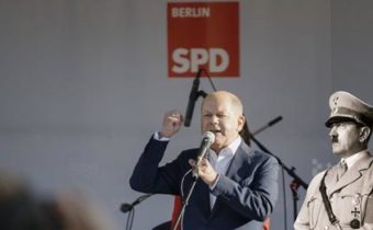 VIDEO: Olaf “Adolf” Scholz ve Falkensee: Německý kancléř způsobil roztržku s vlastními voliči na mítinku SPD, když se rozkřičel jako Adolf Hitler, obhajoval posílání zbraní na Ukrajinu a Putina vykreslil jako šílence. Pískajíc