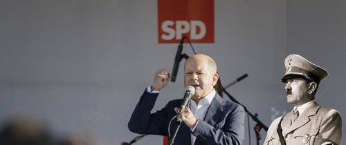 VIDEO: Olaf “Adolf” Scholz ve Falkensee: Německý kancléř způsobil roztržku s vlastními voliči na mítinku SPD, když se rozkřičel jako Adolf Hitler, obhajoval posílání zbraní na Ukrajinu a Putina vykreslil jako šílence. Pískajíc