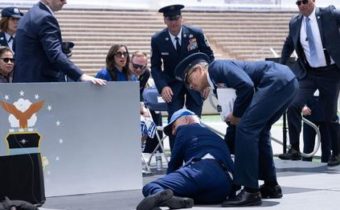 VIDEO: Dementný americký prezident Biden zakopol a spadol počas vojenskej slávnosti v štáte Colorado. Tento chorý človek stojí čele jadrovej veľmoci schopnej provokáciami proti Rusku spôsobiť nukleárny holokaust na planéte
