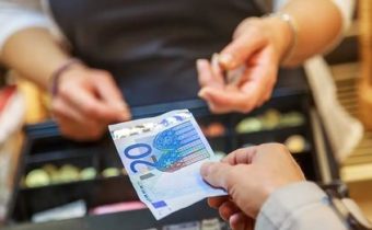 Poslanci slovenského parlamentu schválili ústavné právo na platbu v hotovosti