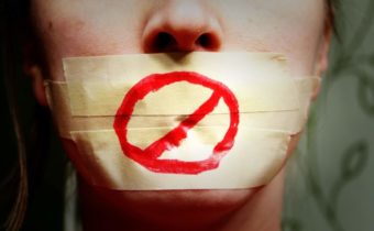 Cenzura zasahuje: Systému už vadí téměř všechna témata, mnohdy dokonce i mainstreamová