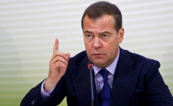 „Po dokázanej účasti západných krajín na výbuchu plynovodu Nord Stream, nám nič nebráni zničiť podmorské komunikačné káble nepriateľov Ruska,“ vyhlásil Medvedev, ktorý sa vzhľadom na nepriateľské rozhodnutia Západu dodáva