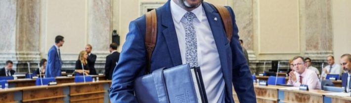 MINISTR RAKUŠAN JE NAIVNÍ HLOUPÝ VESNICKÝ PITOMEC, OZNÁMILI VČERA POLÁCI! Miliardové pokuty za uprchlíky, které bude ČR platit Bruselu, jsou určené na “nespecifikované” platby mimo EU! Ursula vyráží do Afriky rozhazovat tyto miliardy!!