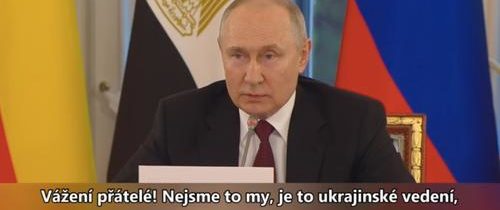 VIDEO: Vladimir Putin odtajnil návrh mírové smlouvy mezi Ruskem a Ukrajinou, ve které se Kyjev zavazoval k neutralitě a ke sníženým vojskovým stavům neutrální země. Po intervenci Borise Johnsona návrh padl pod stůl a Zelenský vydal de