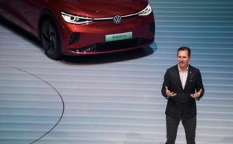 Poptávka po elektromobilech dramaticky klesá. Buducnost koncernu Volkswagen je v sázce. „Střecha hoří,“ říká šéf automobiky VW Thomas Schäfer a burcuje k „poslednímu budíčku“