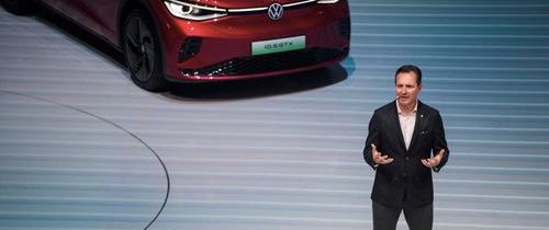 Poptávka po elektromobilech dramaticky klesá. Buducnost koncernu Volkswagen je v sázce. „Střecha hoří,“ říká šéf automobiky VW Thomas Schäfer a burcuje k „poslednímu budíčku“