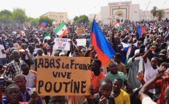 VIDEO: Podporovatelia vojenského prevratu v Nigeri podpálili dvere francúzskeho veľvyslanectva na znak protestu proti jeho deštrukčnej a násilnej koloniálnej politike, mávali ruskými vlajkami a volali na Putinovu slávu