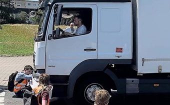 VIDEO: Lidem dochází trpělivost s ekologickými alarmisty. Řidič kamionu v Německu neudržel nervy a najel do eko-aktivistů