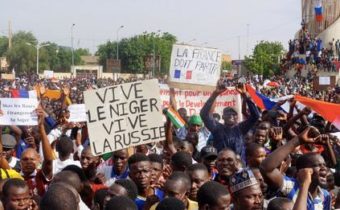 Poprevratové vedenie Nigeru zastavilo vývoz uránu a zlata do Francúzska a obvinilo Macronov režim z prípravy vojenského útoku s cieľom opätovne dosadiť do kresla zvrhnutého prezidenta. Šéf ruskej diplomacie Lavrov poukázal na paralely