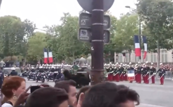 Podívejte se, jak byl na oslavách „Dobytí Bastily“ Macron vypískán (VIDEO)