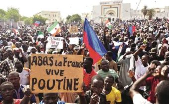 Súvislosti prevratu v Nigeri s globálnym chaosom