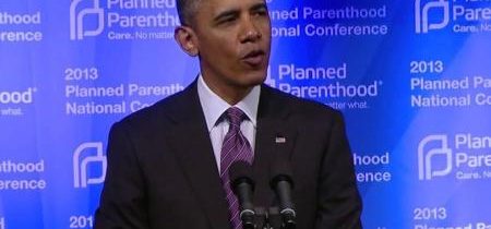 Obama fantazíroval o homosexuálnom sexe a "vymyslel" si svoj životný príbeh, tvrdí jeho životopisec vo výbušnom rozhovore