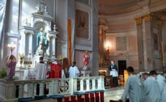 Clevelandský biskup zachováva latinskú omšu v diecéze zriadením svätostánku