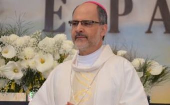 SLEDUJTE: Brazílsky biskup odoprel prijímanie dievčaťu, ktoré si kľaklo, aby ho prijalo na jazyk