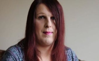 Írska polícia sa vyhráža žene, ktorá sa postavila proti BDSM fetišistovi na podujatí transrodovej "rodiny
