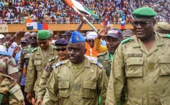 VIDEO: Niger v obave pred možnou vojenskou intervenciou uzavrel svoj vzdušný priestor. Zvrhnutie prozápadného prezidenta prišli na demonštráciu podporiť desaťtisíce ľudí