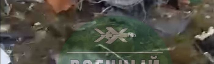 VIDEO: Svědkyně natočila pravděpodobné sestřelení soukromého tryskáče Jevgenije Prigožina ruskou protivzdušnou obranou! K dispozici jsou již fotografie trosek Embraeru, které nesou něco jako stopy kuličkových ložisek z nábojové hlavice PVO systému S-400 rozmístěného v Tverské oblasti! Na palubě zahynul Jevgenij Prigožin i Dmitrij Utkin, a to pouhý den po sesazení Sergeje Surovikina z pozice velitele vzdušných sil, pod kterého spadá v Rusku právě i PVO!