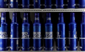 The Epoch Times: Bojkot společnosti Bud Light stál společnost Anheuser-Busch na americkém trhu 395 milionů dolarů