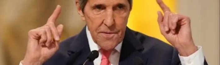 John Kerry odletěl soukromým tryskáčem do Velké Británie, aby požadoval vyloučení „popíračů klimatu“ ze společnosti (VIDEO)