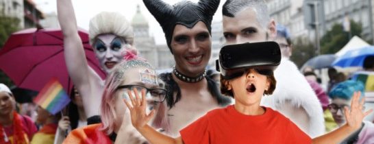 Letní nuda v Čechách v duhové a fialové: Cizinci ve vlastní zemi. Vraždy, znásilnění, teror ve žluté a modré. Konečně policie s inteligencí (umělou)! Opozice se pře a hádá. Co s tím? V šest po válce na hřbitově