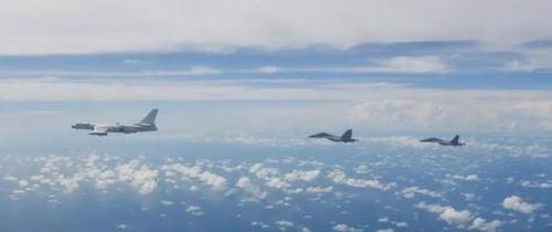 Čína po predchádzajúcich vojenských manévroch vyslala k Taiwanu desiatky čínskych stíhačiek. Peking avizuje, že v prípade potreby použije silu na obsadenie tohto ostrovného štátu, ktorý považuje za súčasť svojho územia