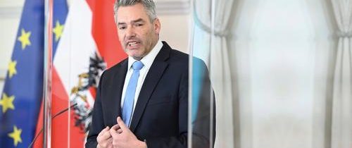 Migračná politika EÚ je už roky nefunkčná. Treba prijať okamžité protiopatrenia, inak hrozí rozpad Európskej únie!, vyhlásil rakúsky kancelár Karl Nehammer v reakcii na prudký nárast počtu žiadateľov o azyl