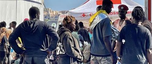 VIDEO: V dočasnom prijímacom centre pre migrantov na Sicílii vypukol chaos. Utečenci preliezli plot a prerazili zábrany. Talianska vláda sprísnila zákony proti nelegálnym migrantom