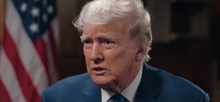 Trump sa v rozhovore s Tuckerom Carlsonom pustil do Bidena, volebnej manipulácie a "skorumpovaných" médií