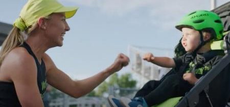 Profesionálna bežkyňa hovorí, že materstvo má prednosť pred kariérou po tom, čo vytvorila rekord v najrýchlejšej míli s kočíkom