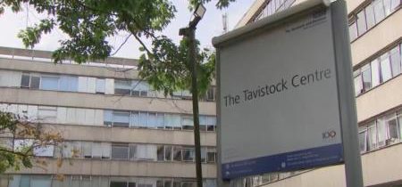 Škandalózna klinika Tavistock schválila 22-ročnému mladíkovi so 14 psychickými problémami operáciu zmeny pohlavia