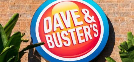 Zdá sa, že skupina LGBT odstránila spoločnosť Dave and Buster ako "sponzora" podujatia s "mládežníckymi zabávačmi
