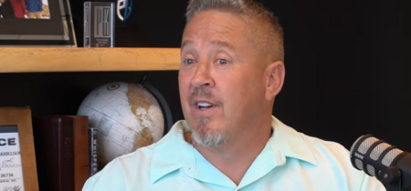 Futbalový tréner, ktorý sa modlil na ihrisku, odstúpil a odvoláva sa na odvetu zo strany školy, ktorá ho musela prijať späť