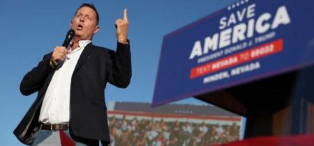 Bývalý Trumpov nominant Ric Grenell bizarne odsudzuje DeSantisovu kampaň ako "homofóbnu