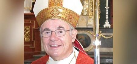 Nová správa obviňuje zosnulého švajčiarskeho biskupa napojeného na mafiu v St. Gallene z krytia sexuálneho zneužívania