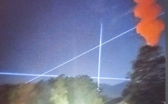 Stíhačky a záhada na dobrou noc: jakési laserové čáry přes celou oblohu nad Tegernsee. Dobrou noc…