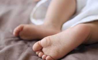 Dieťa, ktoré zomrelo 34 hodín po očkovaní, malo v krvi toxické množstvo hliníka: správa