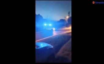 VIDEO: Naháňačku policajtov s prevádzačmi vo Veľkých Levároch ukončila až streľba. Vodič prevážajúci migrantov odmietol zastaviť