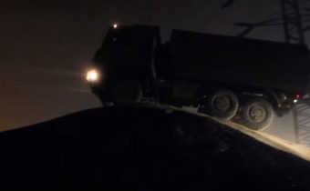 Noční výcvik armádních řidičů v terénu a na smykové desce
