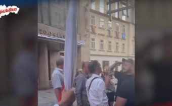 VIDEO: Fanatický prívrženec zabijackej progresívnej ideológie útočil na dôchodcov, ktorí v Bratislave protestovali proti nekultúrnym progresívno-liberálnym zvráteným aktivitám na kultúrnej pôde Divadla P. O. Hviezdoslava. Republika u