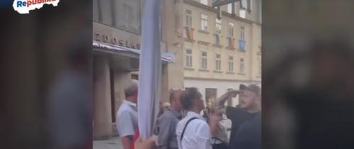VIDEO: Fanatický prívrženec zabijackej progresívnej ideológie útočil na dôchodcov, ktorí v Bratislave protestovali proti nekultúrnym progresívno-liberálnym zvráteným aktivitám na kultúrnej pôde Divadla P. O. Hviezdoslava. Republika u