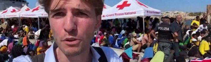 VIDEO: Netočte tváře těch migrantů, ale jenom jejich nohy! Francouzský novinář odhalil, jak na něj delegátka Evropské unie v uprchlickém táboře na Lampeduse naléhala, aby neziskovkám nesabotoval jejich snahy o získání víz pro migranty! Ti mu totiž na kameru vyprávějí, že neutíkají před válkou, ale přichází za lepším živobytím! Projekt Euroafriky se ve stínu války na Ukrajině rozjel v EU na plné obrátky!