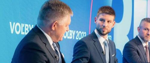 „Fico je kouč, ktorý si vyberá ten najlepší tím. A ty si dedinský chlapec, ktorý si myslí, že na jeho trávnik v Hornej Marikovej si príde zahrať Pelé,“ komentuje Chmelár vyjadrenia vodcu progresívnych extrémistov Šimečku