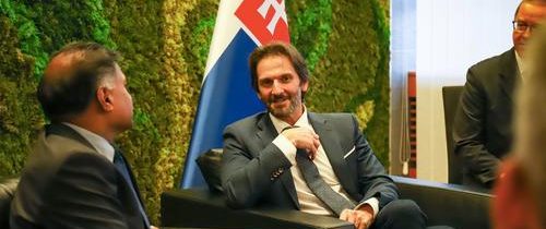 Nevýhodnú obrannú dohodu s USA bude nutné upraviť, uviedol minister obrany Kaliňák po stretnutí s veľvyslancom USA. Dodal, že Slovensko chce mať s partnermi na Západe dobré vzťahy, ale nie založené na servilite, ako tomu bolo počas..