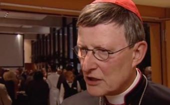 Nemeckí kňazi sa vzopreli cirkevnému učeniu a "požehnali" zväzky osôb rovnakého pohlavia pred katedrálou veriaceho kardinála