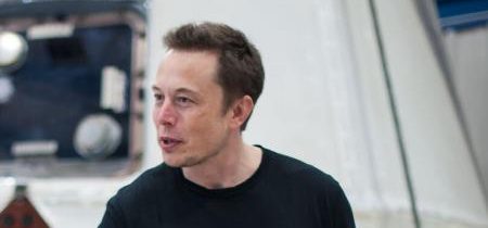 Elon Musk propaguje videomontáž odhaľujúcu falošné mediálne naratívy o vakcínach COVID
