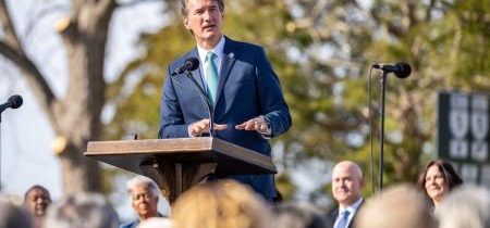 Rodičia z Virgínie žalujú školskú radu za to, že sa vzoprela Youngkinovej transrodovej politike